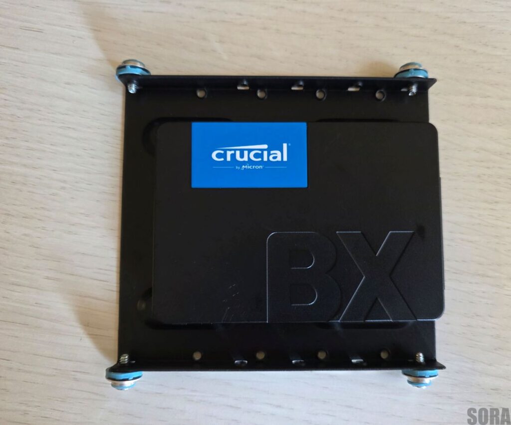 交換用 Crucial SSDと取り付けマウント
